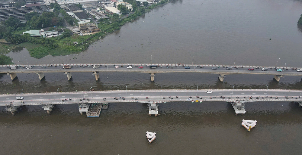 TP HCM: Cầu Bình Triệu 1 nâng hơn một mét, cho ôtô chạy trở lại sau gần ba tháng