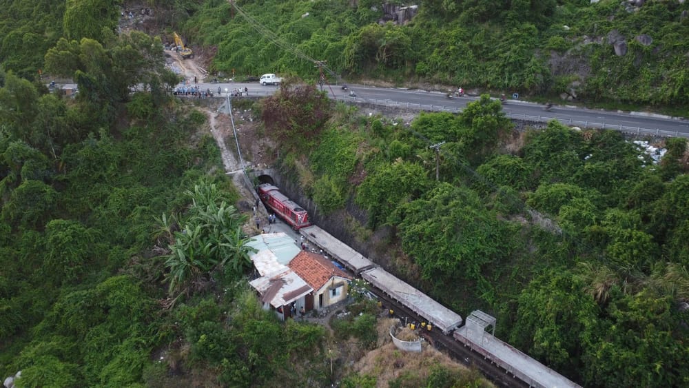 Khôi phục đường sắt Bắc – Nam sau 9 ngày tê liệt: Hoàn tất gia cố, tàu chạy trở lại post image