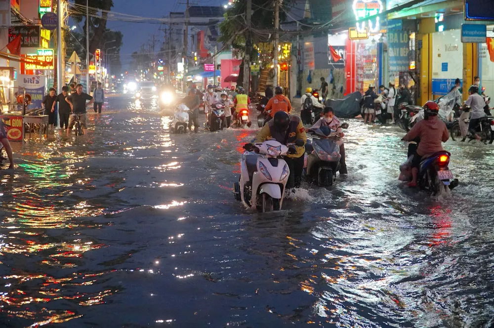 Triều cường vượt đỉnh lịch sử, TP.HCM ngập sâu  trong biển nước