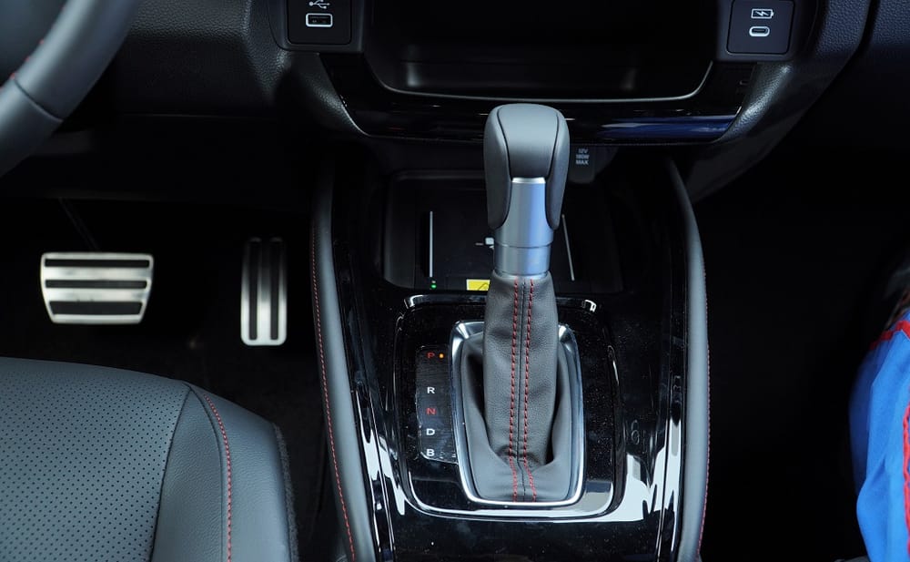 Vì sao không nên về số N khi dừng đèn đỏ trên xe hybrid? 