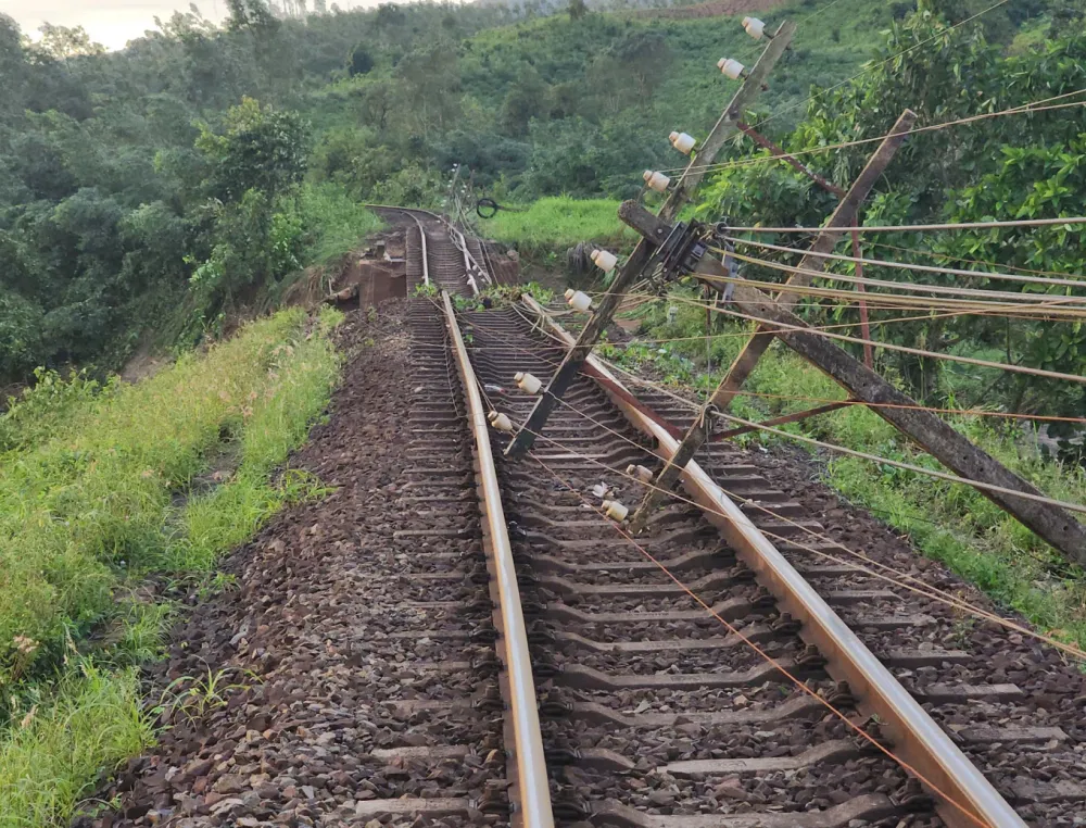 Đường sắt Bắc Nam bị chia cắt do bão Kalmaegi, 9 tàu khách tạm dừng chờ