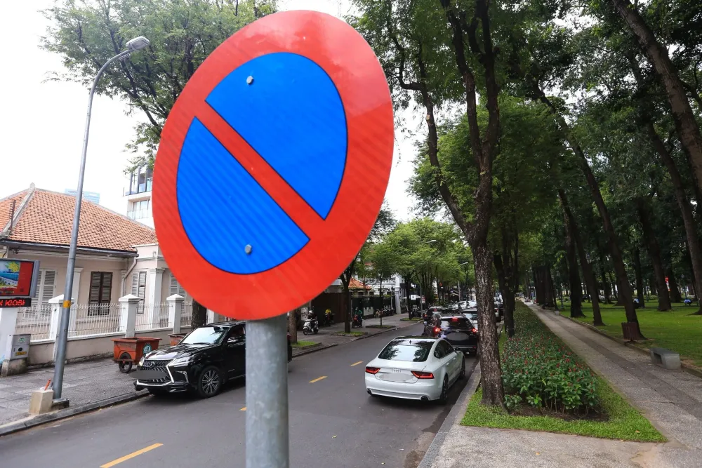 Trường Hợp Nào Được Phép Dừng Xe Tại Biển Cấm Dừng Đỗ ? Tài Xế Cần Biết Ngay post image