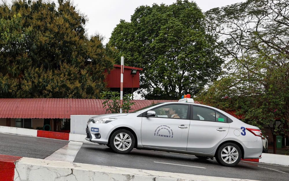 Phí sát hạch lái xe mới từ 1/1/2026: Mức thu chi tiết theo từng hạng bằng post image