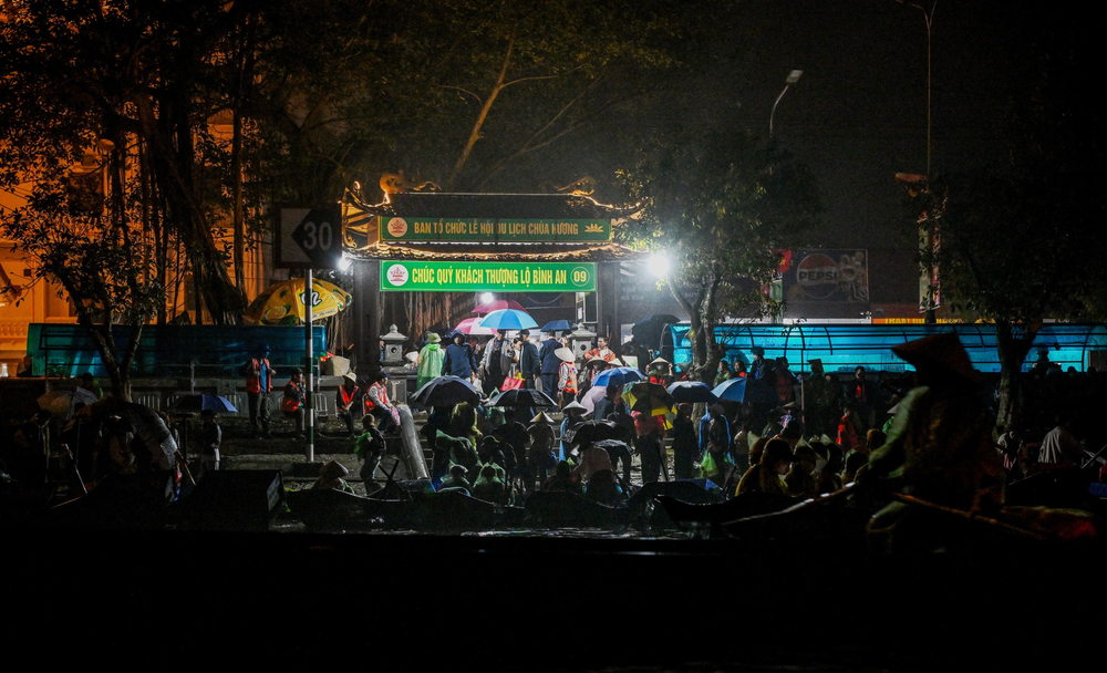 Chùa Hương khai hội 2026, hàng chục nghìn người đổ về trẩy hội