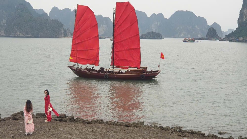 Cánh Buồm Đỏ Hạ Long Gây Sốt: Điểm Check-in Mới Trên Vịnh