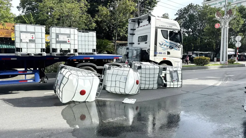 Kỹ Năng Xử Lý Khi Hàng Hóa Từ Xe Tải Rơi Xuống Đường