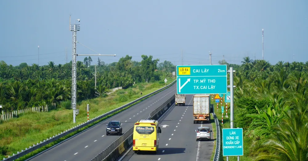 Buồn Ngủ Khi Lái Xe Trên Cao Tốc Có Được Dừng Làn Khẩn Cấp Không? (Quy Định & Mức Phạt 2026)