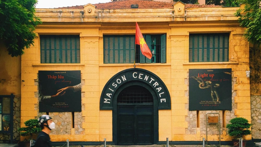 Cập Nhật Giá Vé, Giờ Mở Cửa Nhà Tù Hỏa Lò 2026 & Kinh Nghiệm Đặt Vé Tour Đêm Từ A-Z