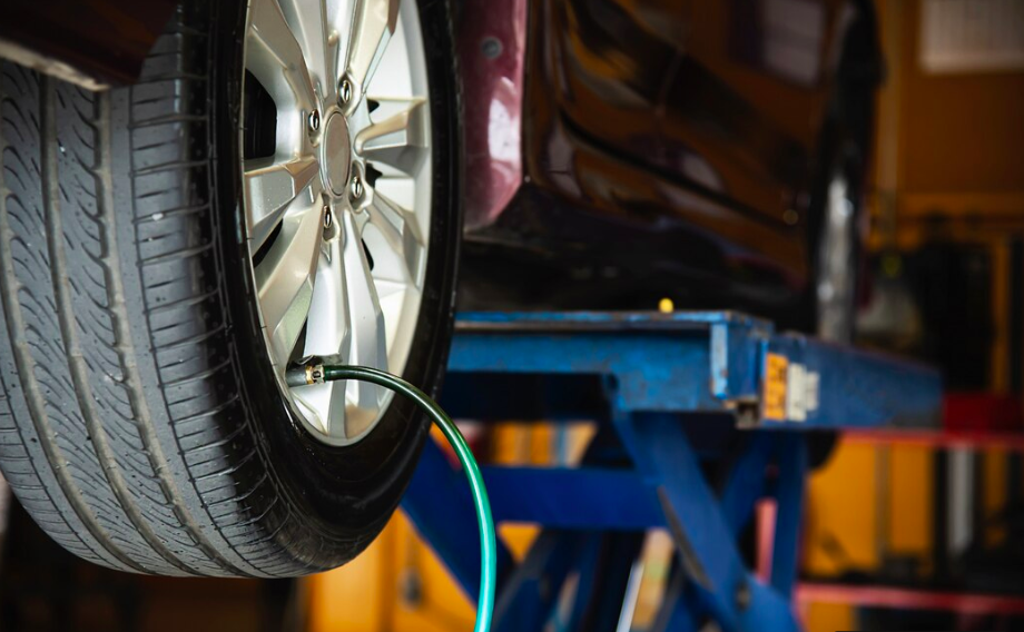 Làm Thế Nào Nhận Biết Lốp Xe Bị Xẹp Do Thủng Lốp Hay Không?