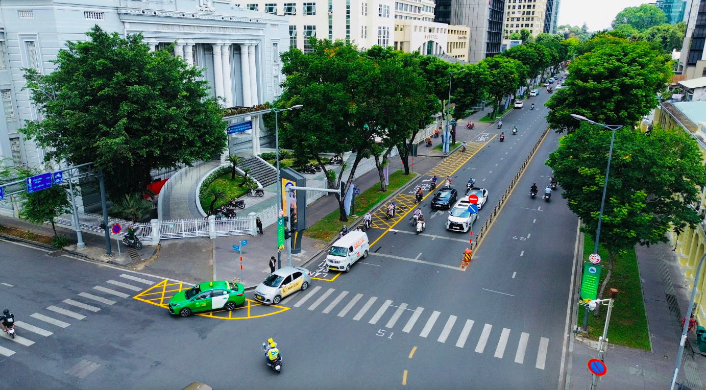 Thêm Giao Lộ Trung Tâm TP.HCM Vẽ Vạch Mắt Võng TP HCM 2025: Hướng Dẫn Lái Xe Tránh Phạt Tại Giao Lộ
