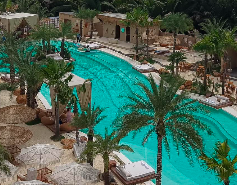 Review Quán Cafe The Cloudest Sài Gòn: Trải Nghiệm Swim, Dine & Vibe - Chill Như Maldives Cho Dân Sành Điệu 2025