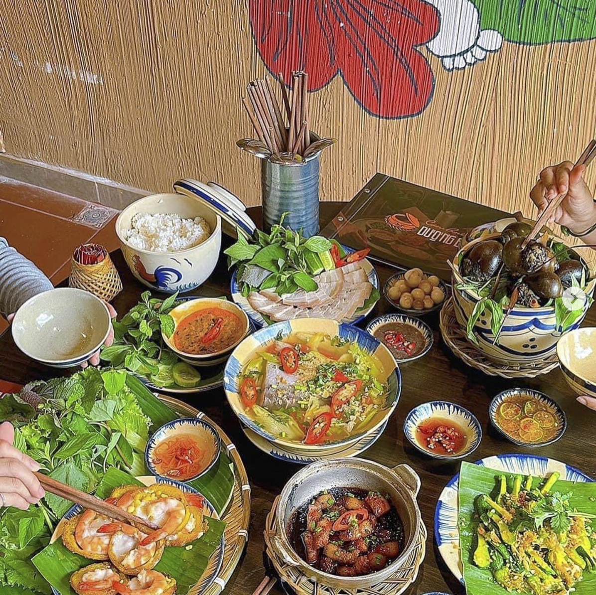 Menu Quán Cơm Quê Dượng Bầu: Giá Cả Món Ăn Hot Nhất Quận 1 Có Gì Đặc Biệt?