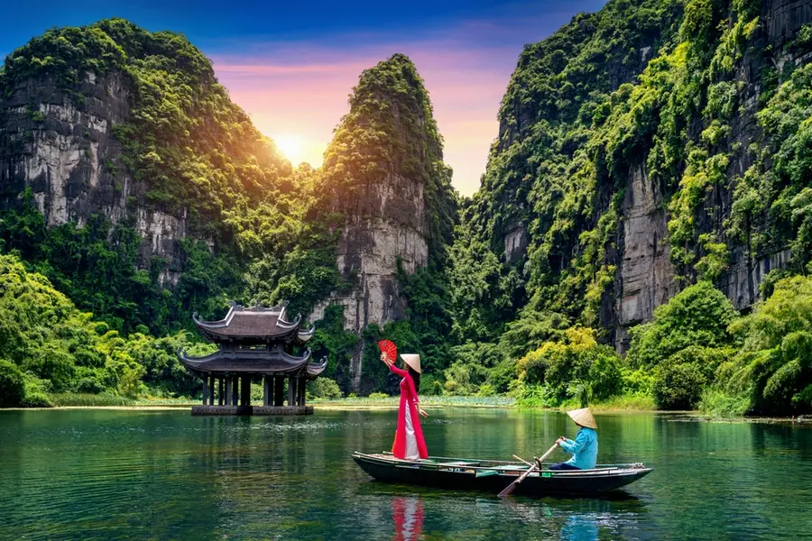 Du Lịch Tràng An Ninh Bình 2025: Giá Vé, Lịch Trình & Kinh Nghiệm Mới Nhất