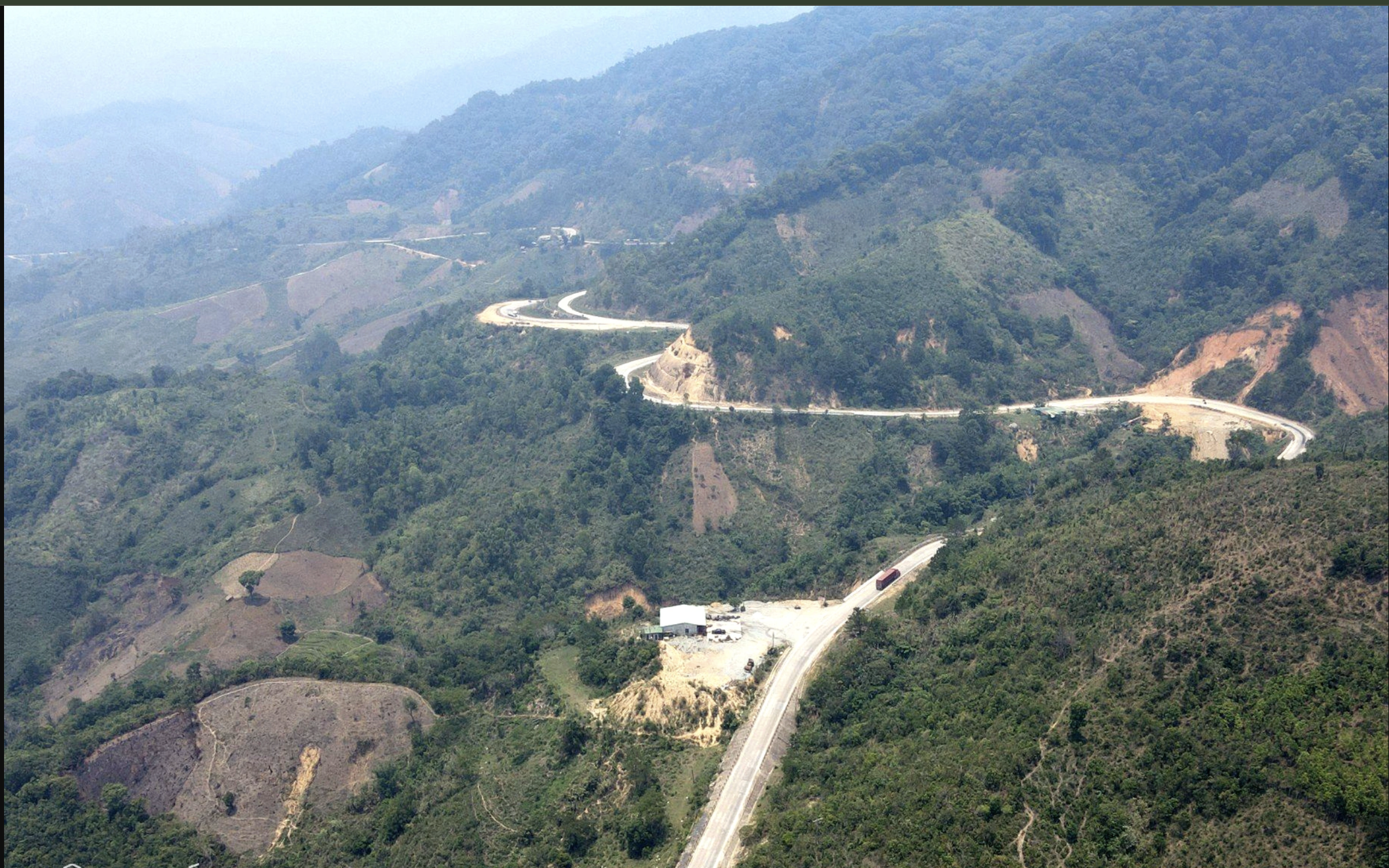 Đèo Lò Xo trên đường Hồ Chí Minh sạt lở nghiêm trọng, giao thông tê liệt hoàn toàn