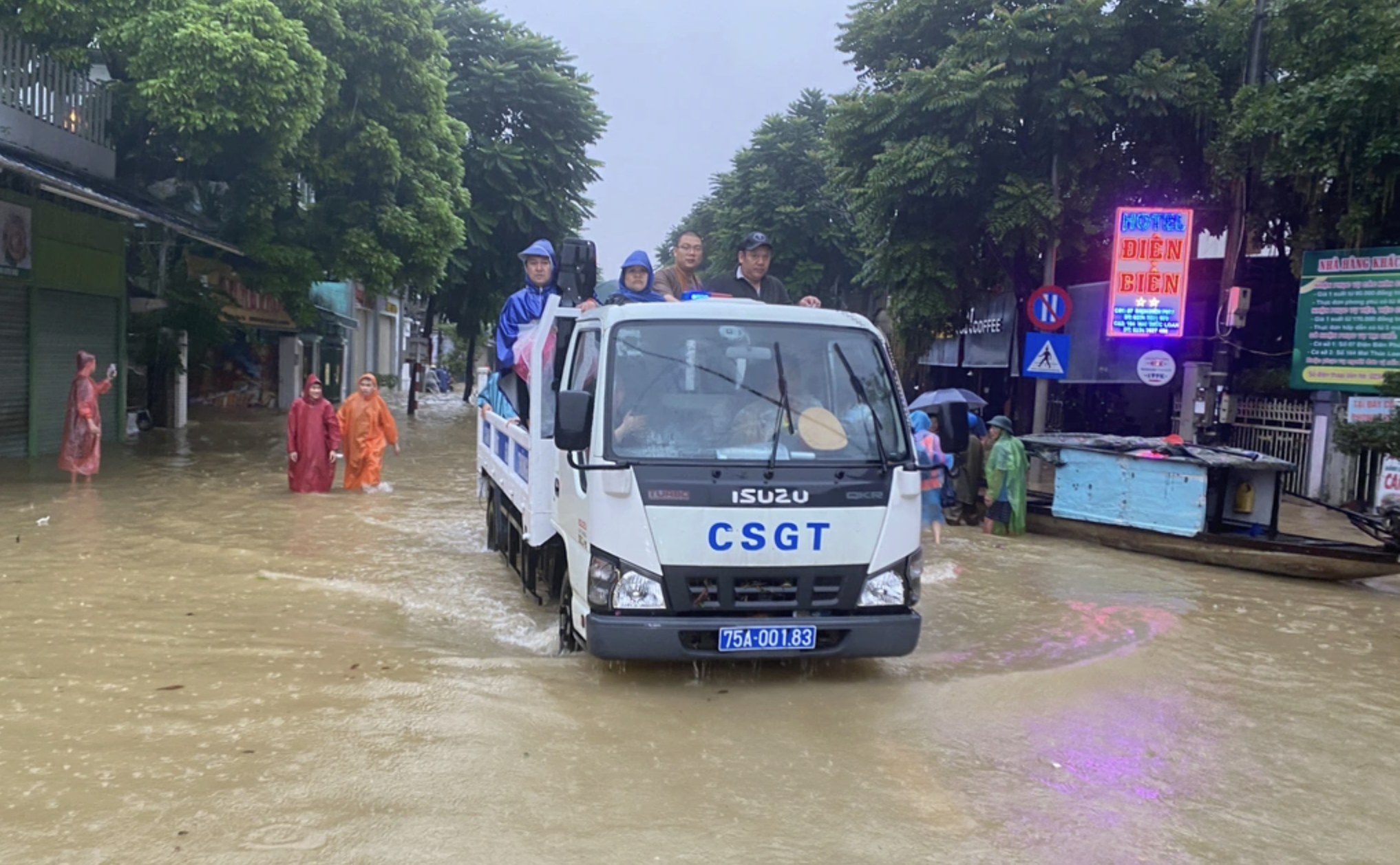 Giao Thông Bắc Nam Qua Huế Bị Tê Liệt Vì Mưa Lũ Lớn