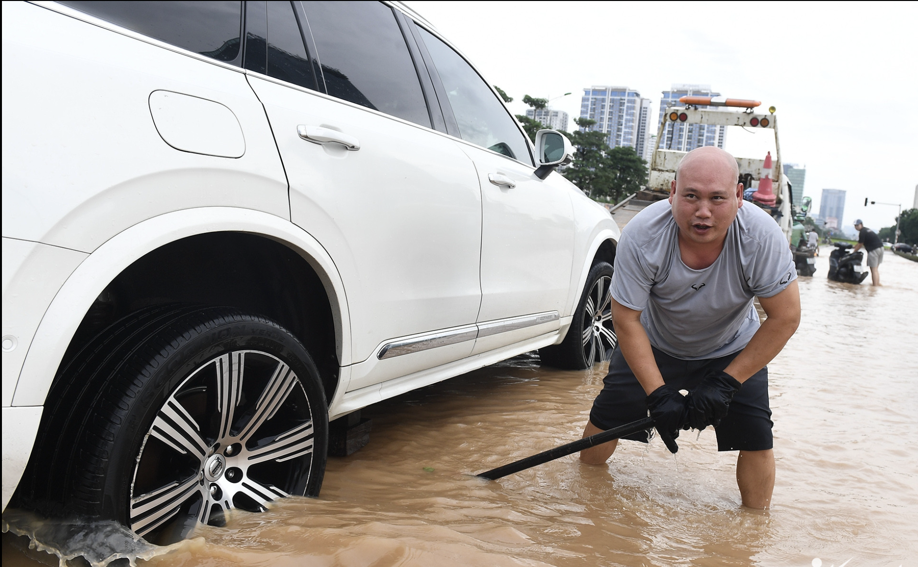 Xe Bị Ngập Sâu Nhưng Không Nổ Máy – Có Cần Thay Dầu Và Bảo Dưỡng Không?