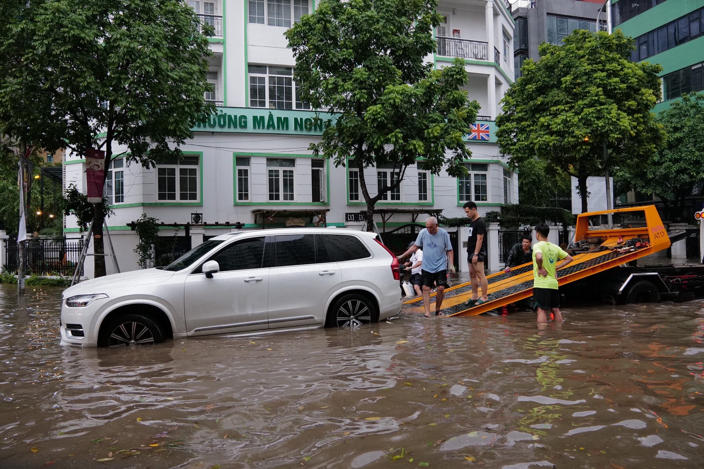 Các Bước Xử Lý Xe Bị Thủy Kích 2025: Chi Phí, Dấu Hiệu & Cách Phòng Tránh