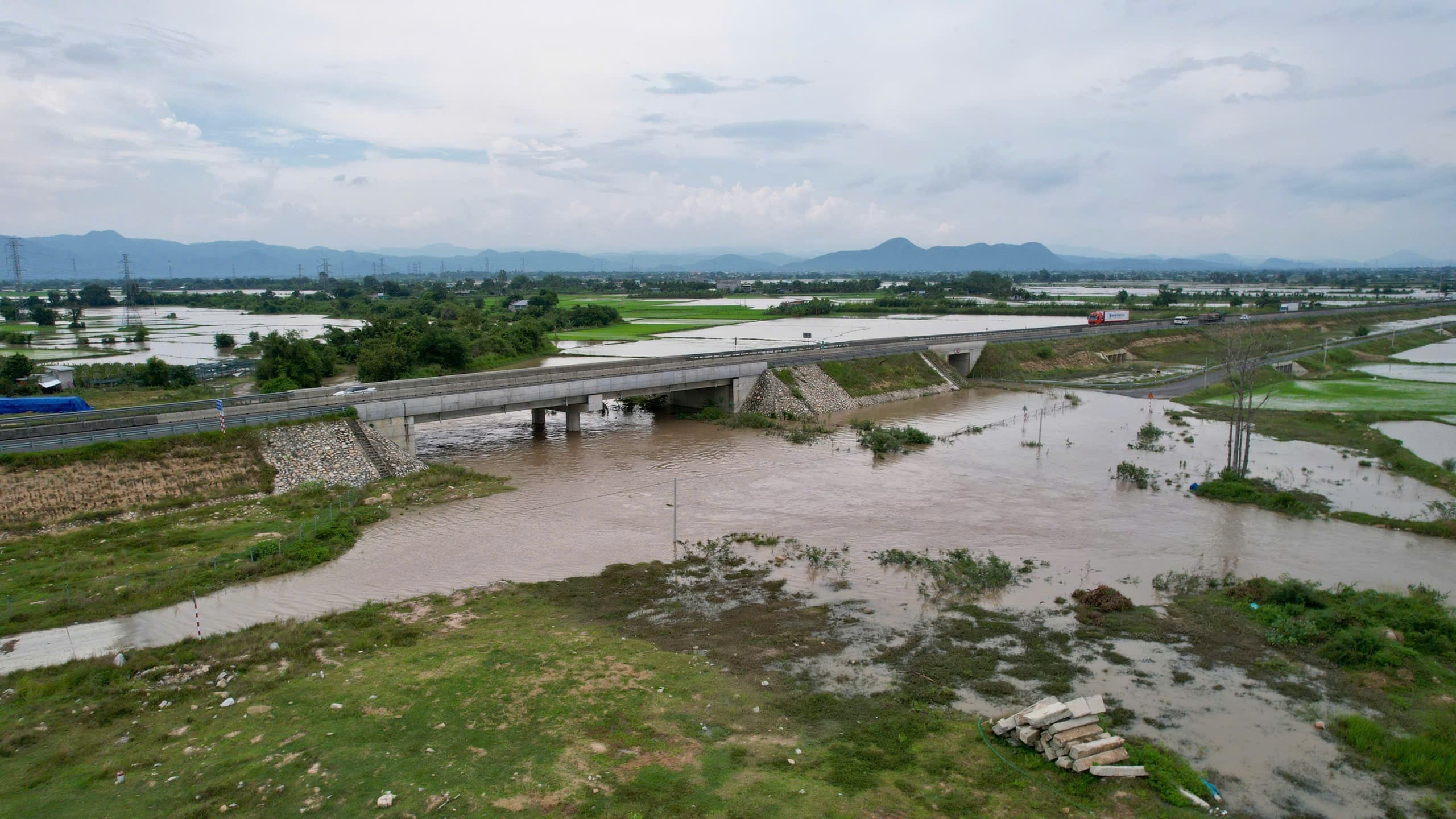 Cao Tốc Vĩnh Hảo – Phan Thiết Ngập Sâu, Phải Tạm Đóng Đường Sau Mưa Lũ