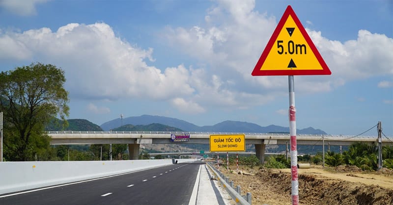 Phân biệt hai biển báo tam giác viền đỏ, nền vàng giống nhau nhưng quay ngược chiều