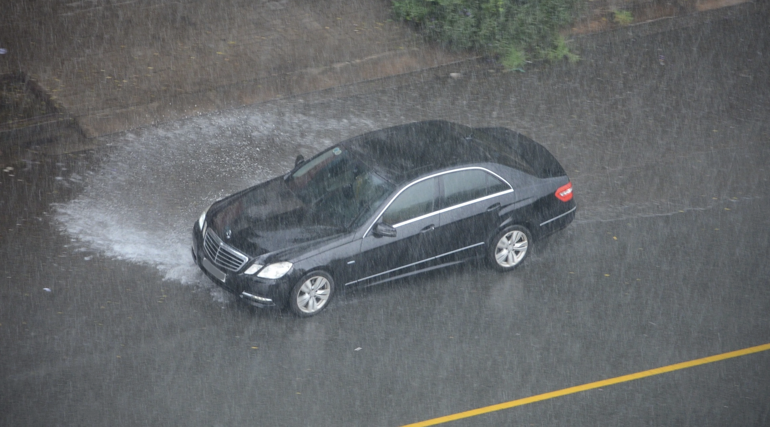 Kinh Nghiệm Lái Xe Gầm Thấp Mùa Mưa Bão: 7 Kỹ Năng Giúp Xe Vượt Ngập Dễ Dàng