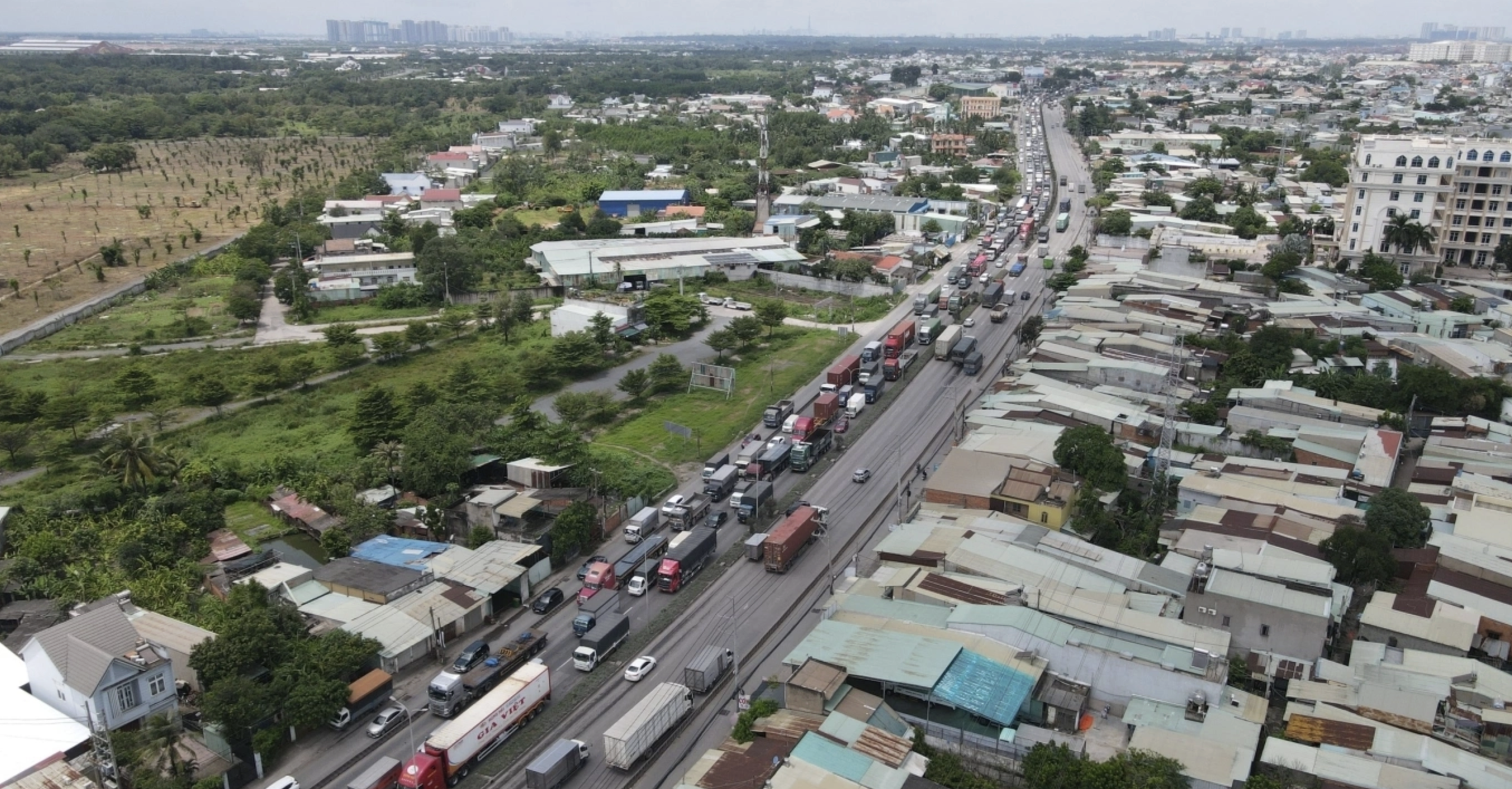 TP HCM tách làn xe tải nặng và xe máy trên hai tuyến cửa ngõ để giảm tai nạn