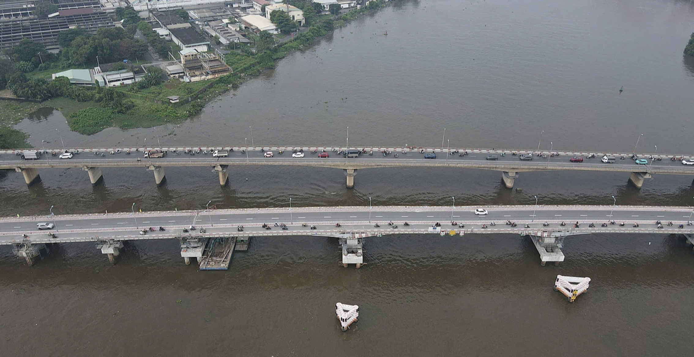 TP HCM: Cầu Bình Triệu 1 nâng hơn một mét, cho ôtô chạy trở lại sau gần ba tháng