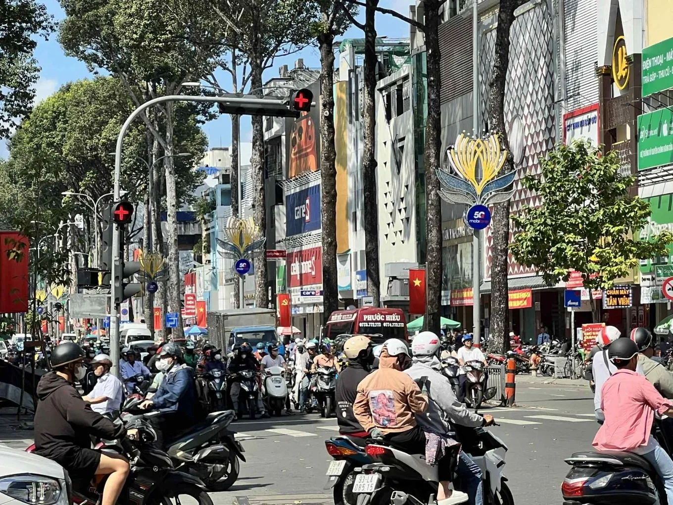 Vì Sao Xuất Hiện Đèn Dấu Cộng Màu Đỏ Tại Các Giao Lộ? Giải Thích Chi Tiết