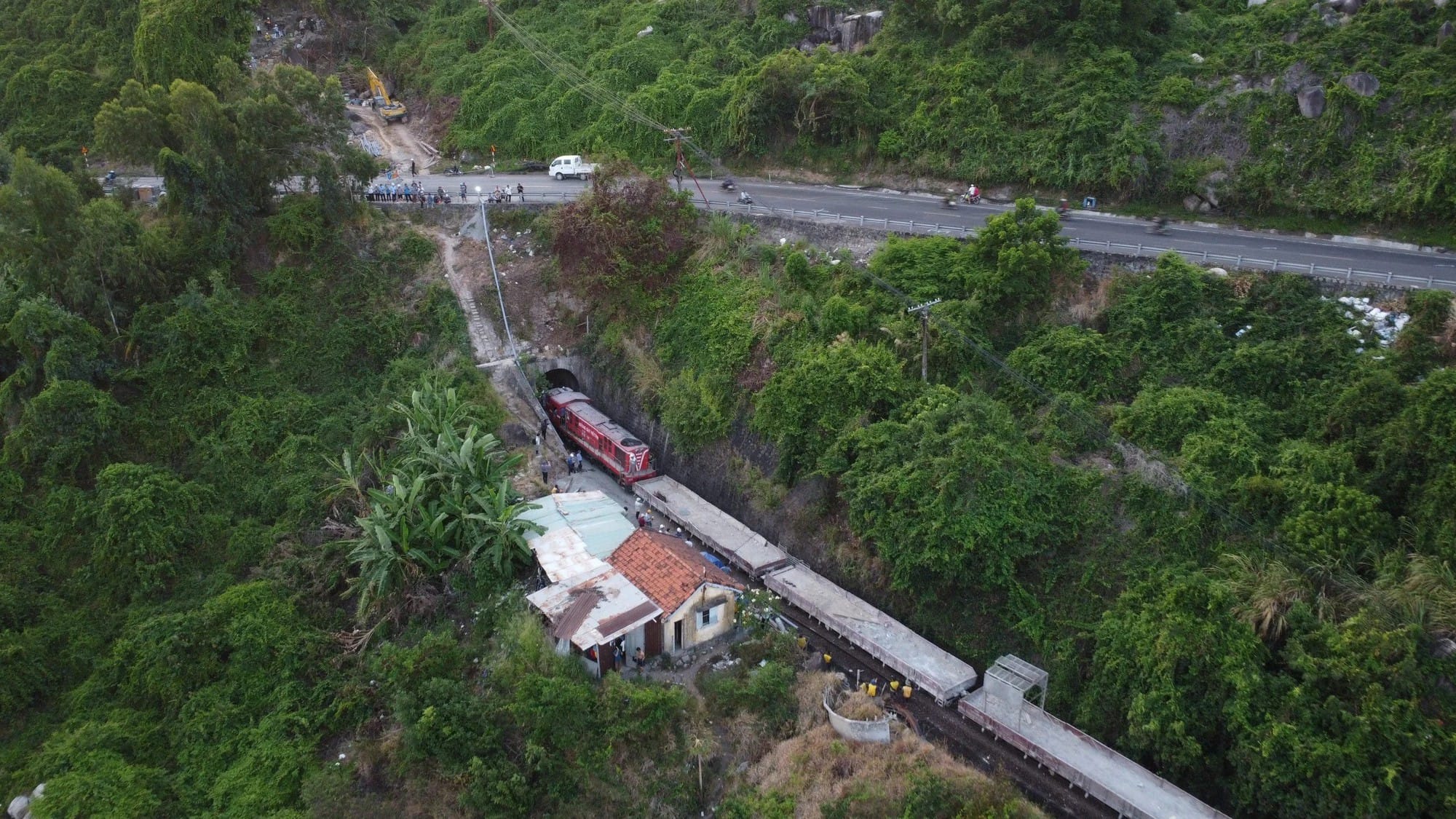 Khôi phục đường sắt Bắc – Nam sau 9 ngày tê liệt: Hoàn tất gia cố, tàu chạy trở lại