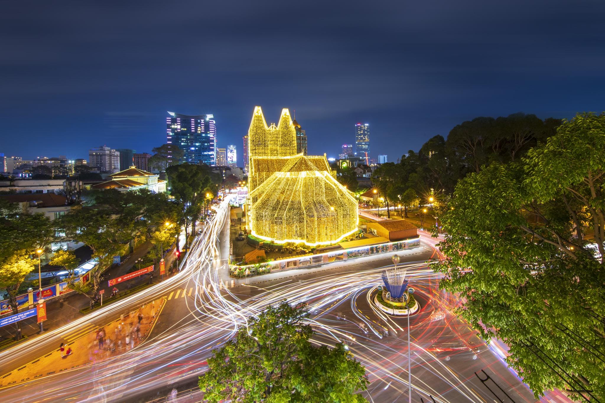 Đi Ngắm Nhà Thờ Đức Bà Thì Gửi Xe Ở Đâu? Tổng Hợp Bãi Giữ Xe Ô Tô, Xe Máy Gần Nhất Quận 1