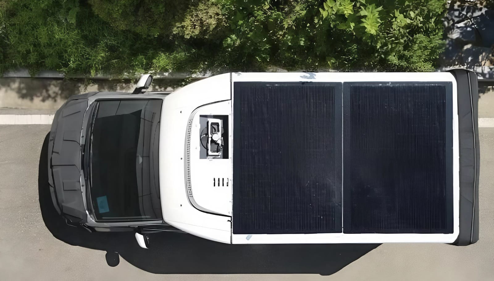 Pin mặt trời tích hợp thân xe giúp xe điện giảm phụ thuộc sạc