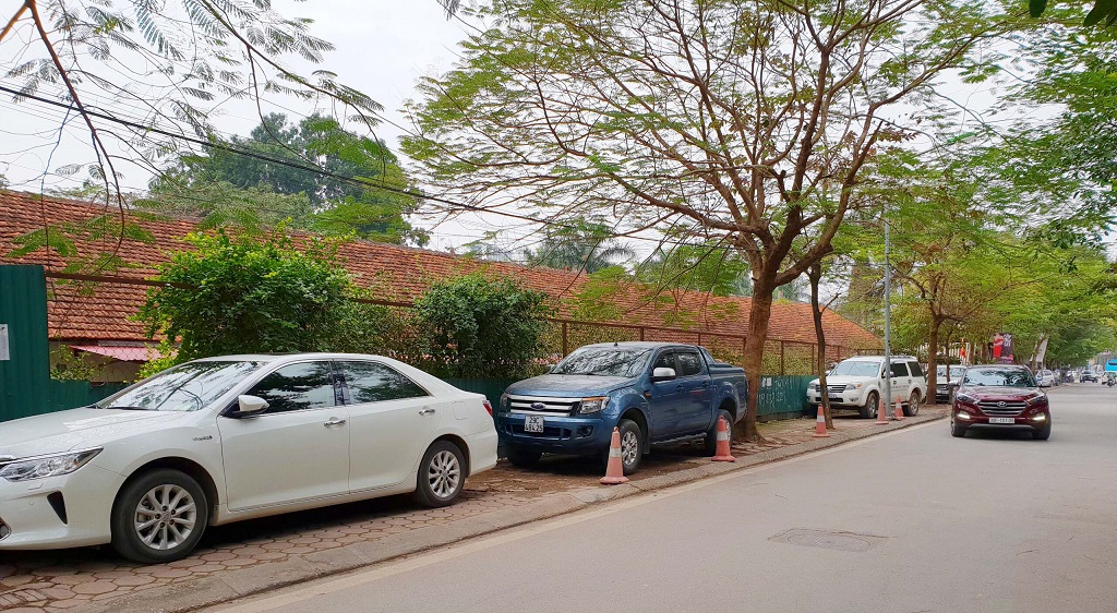 Đỗ Xe Trên Vỉa Hè TP.HCM Theo Chỉ Dẫn Hàng Quán: Người Gửi Xe Hay Chủ Quán Bị Phạt?