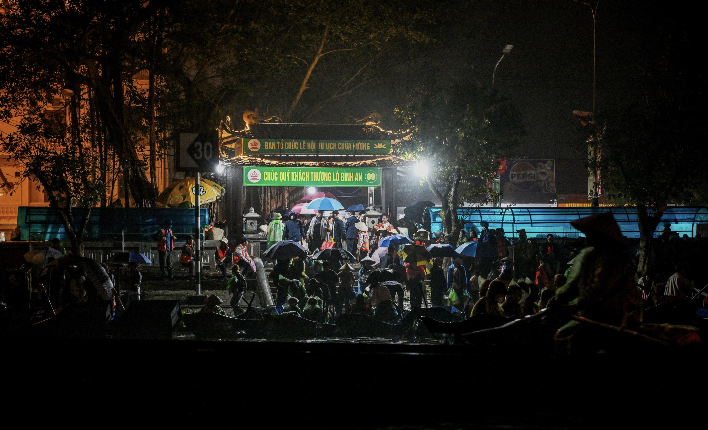 Chùa Hương khai hội 2026, hàng chục nghìn người đổ về trẩy hội