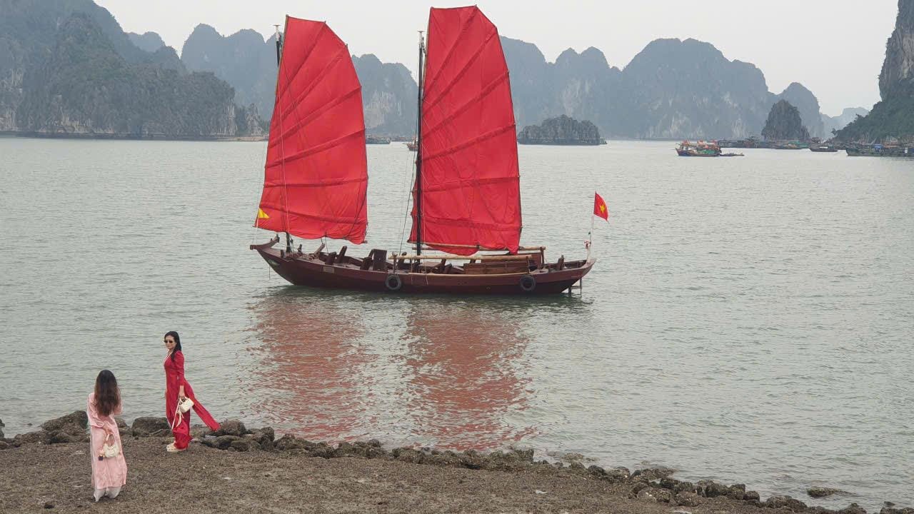 Cánh Buồm Đỏ Hạ Long Gây Sốt: Điểm Check-in Mới Trên Vịnh