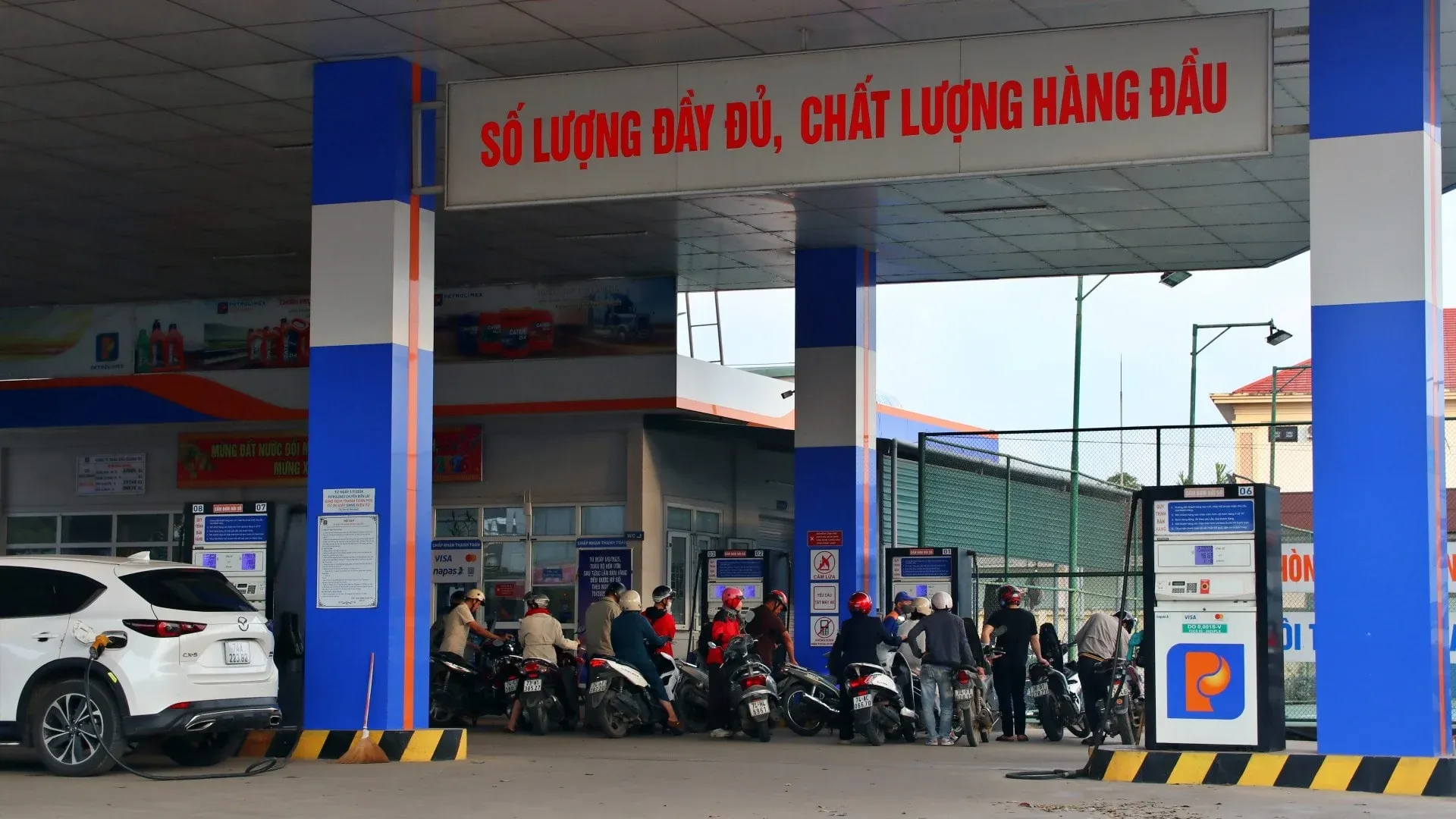 Giá xăng dầu hôm nay 12/3: Giảm mạnh nhất từ đầu năm, RON95 về gần 25.000 đồng/lít