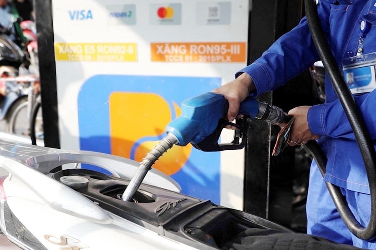Nhu Cầu Mua Xăng Dầu Tăng 50–100% Trong Thời Gian Ngắn: Người Dân Đổ Xô Tích Trữ