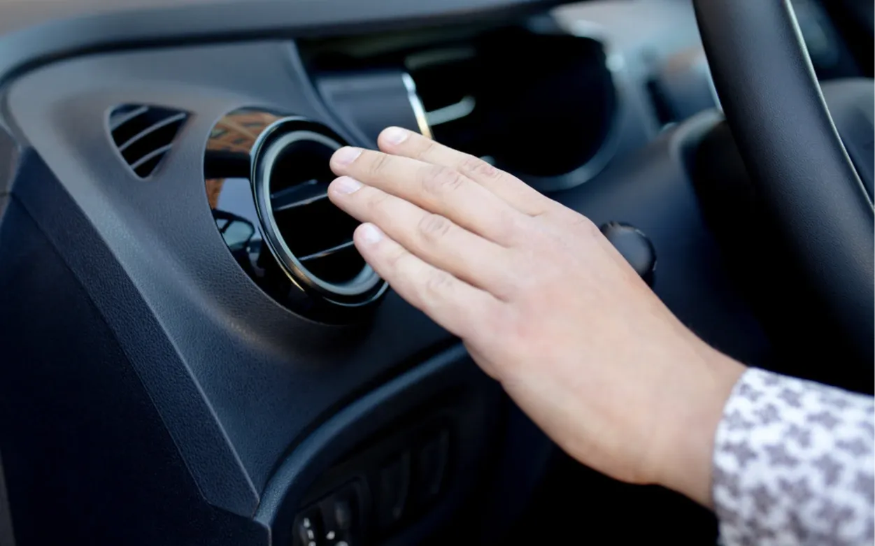 5 Dấu Hiệu Điều Hòa Ô Tô Hết Gas Cần Biết Ngay & Cách Xử Lý