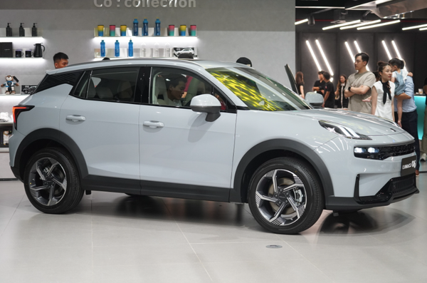Ngoại thất Lynk & Co 06 màu trắng tại sự kiện ra mắt Việt Nam